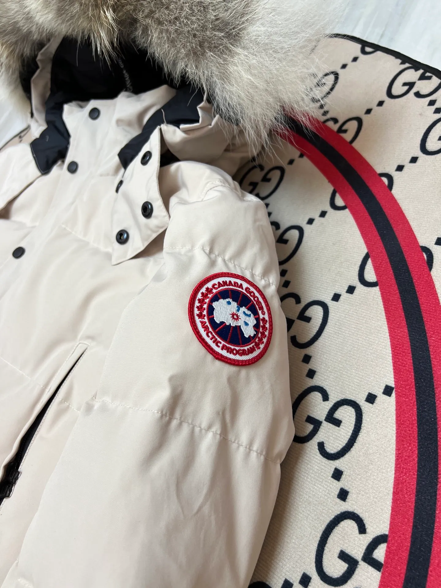 P800 Canada Goose Wyndham Parka has 29 styles for men and women. The hood and fur collar are detachable. My personal favorite is simple and elegant. It is clean and tidy. All Arctic and Antarctic scientific expedition teams choose Canada Goose as their cold wear. It is the Rolls-Royce of down jackets. ➖ Industry-leading anti-counterfeiting chip sensing. ➖ Imported Behringer embroidery machines and customized embroidery labels, the highest level and industry leading. ➖ Imported Korean 21-count polyester-cotton blended original fabric, TC85 waterproof coated fabric, water-repellent, windproof and wear-resistant. ➖ The new national standard 80 white duck down is filled with an average of 520 grams of down. The amount of down filled is industry-leading. ➖ 100% nylon lining with double double-layer sealing design to prevent velvet running, and seamless thread design on the cuffs! ➖ Western Canadian Green Wolf Collar. ➖ Yoshida YKK provides original factory-customized electroplated sliders. YKK two-way lockable zippers are tight and smooth and do not peel off paint. ➖ 3M composite Velcro is durable and the accessories and hardware are all custom-made. Note: Our copywriting is only simple and clear. Instead of bragging about the copywriting, it is better to compare and understand with samples. Only for the purest goose, the most dedicated, the most professional, the highest quality, the highest cost performance! SIZE:S-XXL [With size chart]